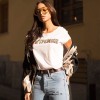 Γιατί μας αρέσει να φοράμε λέξεις πάνω μας και η ιστορία του clapback Τ shirt